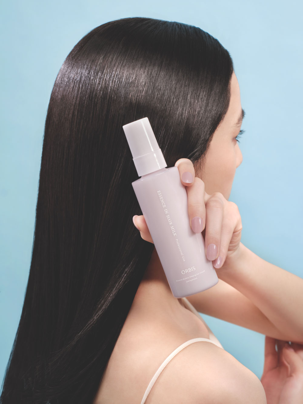 製品を持っている女性