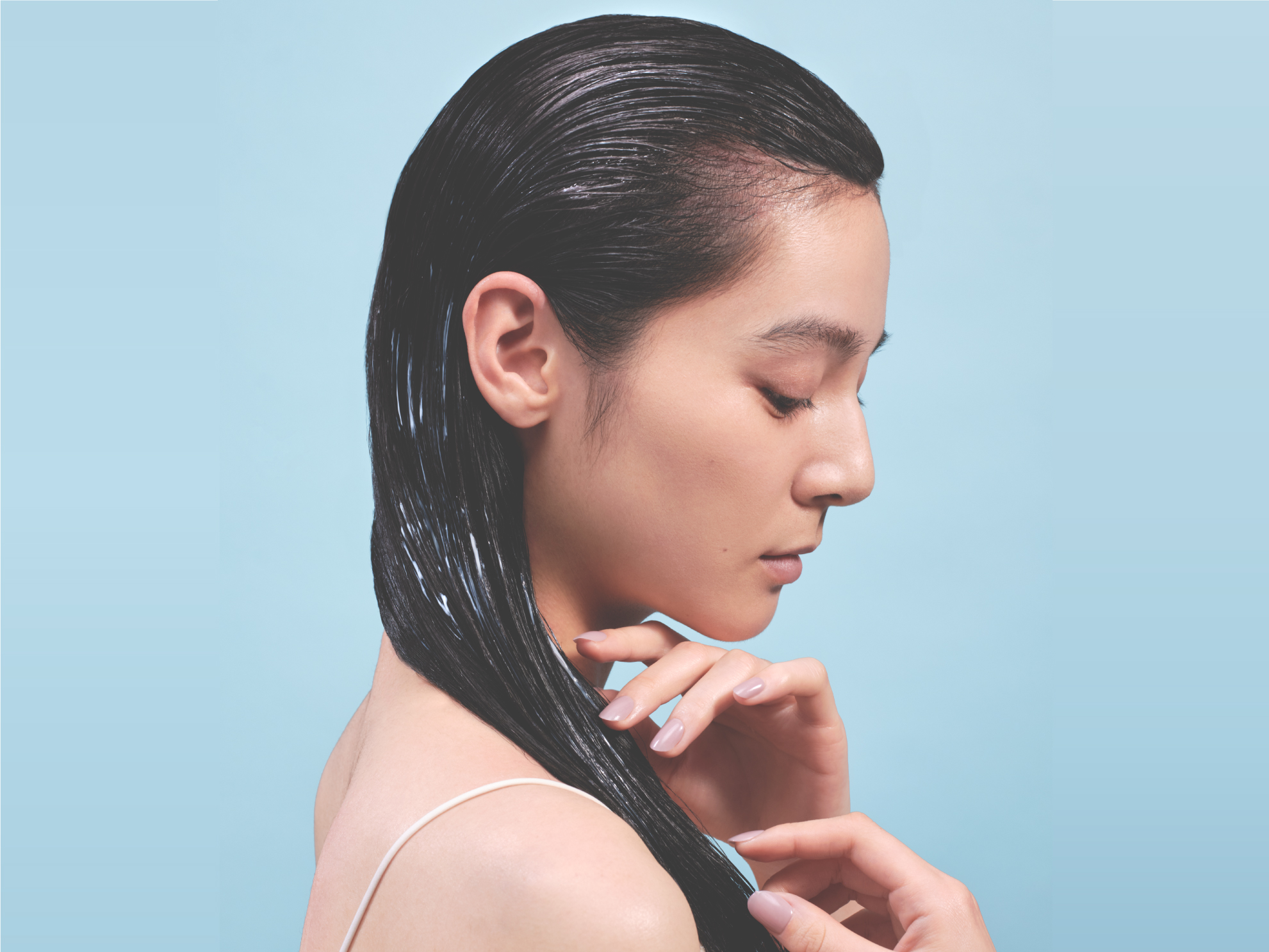 髪を気にしている女性