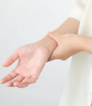 手首を痛めている様子