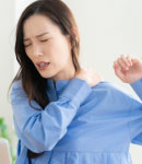 体が凝っている女性