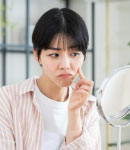 肌を気にしている女性
