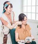 美容師がお客様を接客している様子