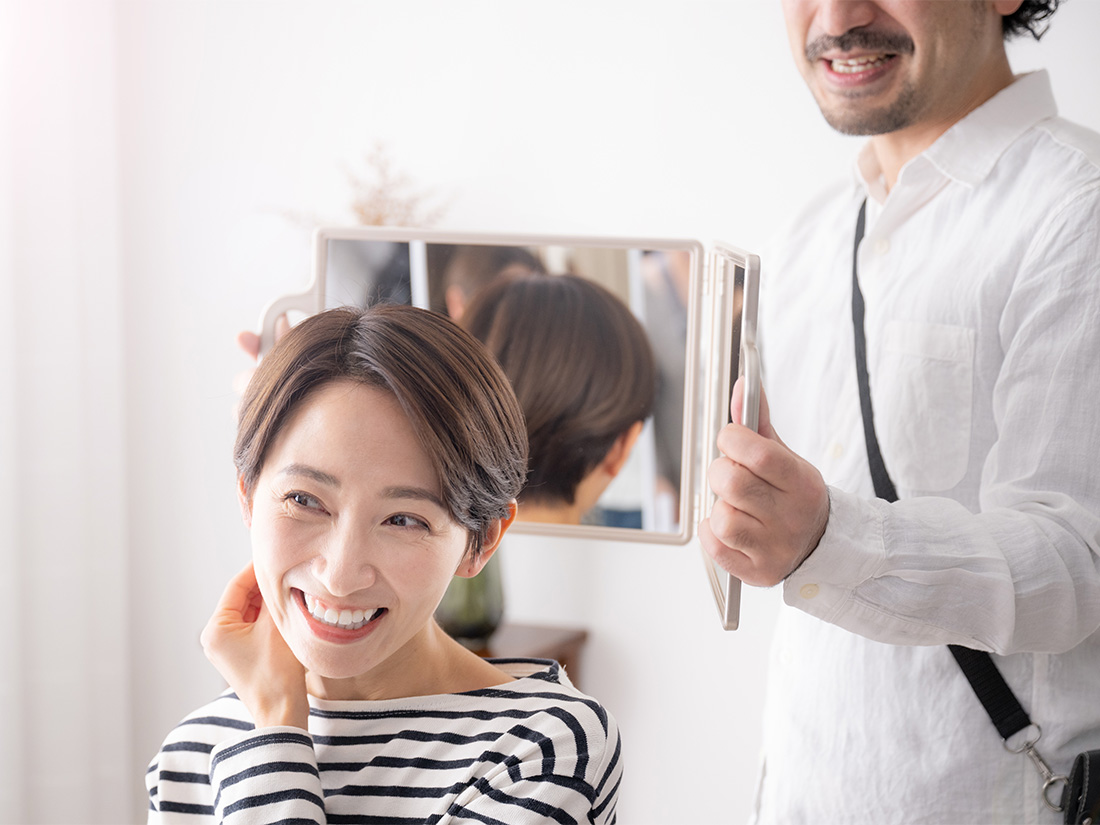 美容師がお客様の髪にアプエラ ケアワックスを使ってスタイリングをしている様子