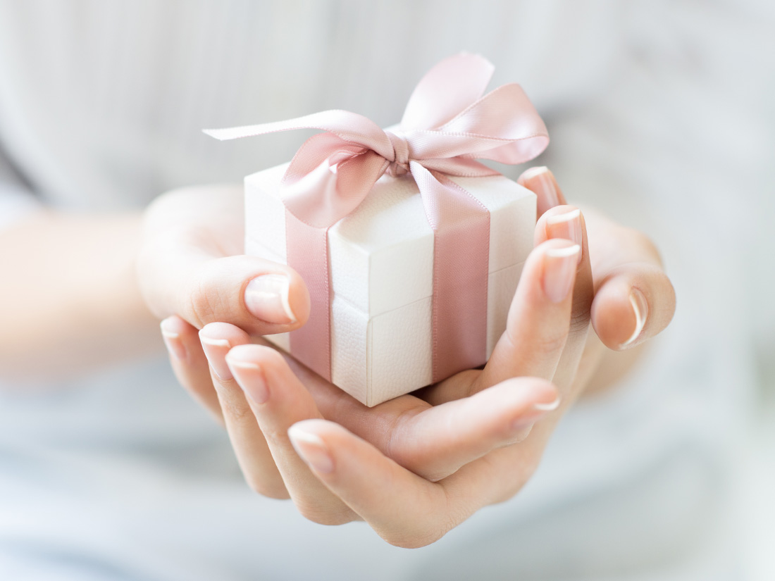 アプエラ ケアワックスをギフトとして贈る様子 洗練されたパッケージ