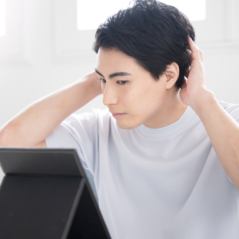 男性の髪を気にしている様子