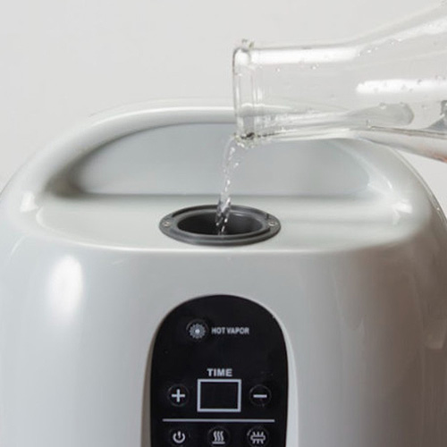注水口から精製水を注ぎます