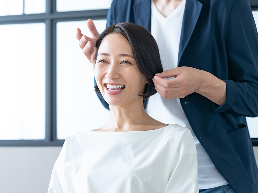 スタイリングをしている女性